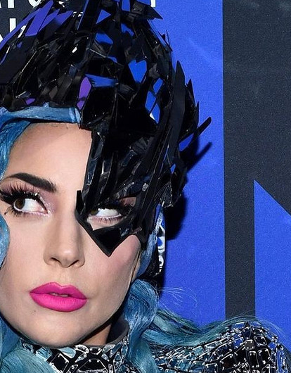 Леди Гага показала себя в образе «черной вдовы» Патриции Реджани со съемок фильма о Маурицио Гуччи