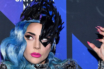 Леди Гага показала себя в образе «черной вдовы» Патриции Реджани со съемок фильма о Маурицио Гуччи