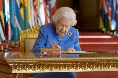 «Семья опечалена»: Букингемский дворец прокомментировал интервью Меган Маркл и принца Гарри