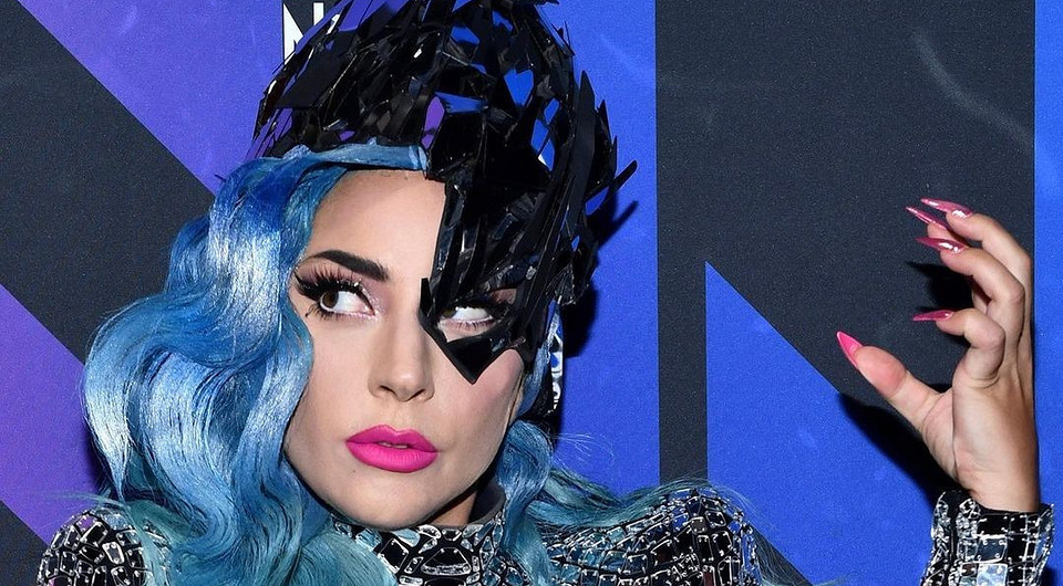 Леди Гага показала себя в образе «черной вдовы» Патриции Реджани со съемок фильма о Маурицио Гуччи
