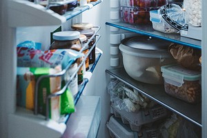 7 причин, почему нельзя ставить в холодильник горячую еду