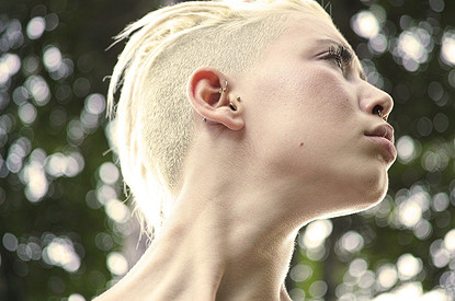 Под тяжестью обид: эмоции, от которых может болеть шея