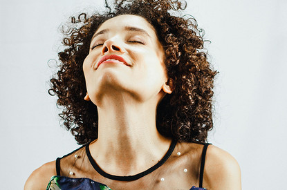 Привет из прошлого: бьюти-тренды, которые мы считали ужасными — а они снова в моде