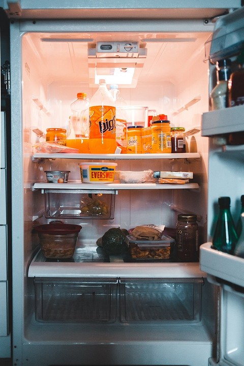 Если у вас не особо мощный холодильник, то ставить в него горячую еду нельзя еще и потому, что это плохо отразится на свежести других продуктов. В начал...
