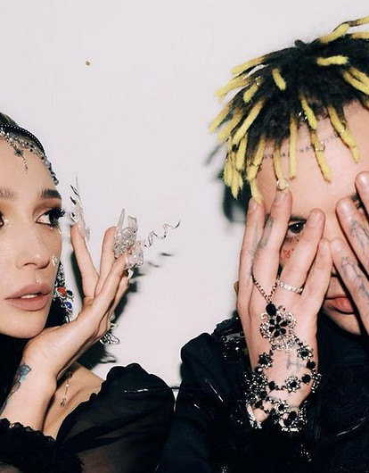 Настя Ивлеева показала снимки с Пугачевой, Галкиным, Собчак и другими на своей вечеринке в стиле кибер-барокко