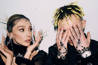 Настя Ивлеева показала снимки с Пугачевой, Галкиным, Собчак и другими на своей вечеринке в стиле кибер-барокко