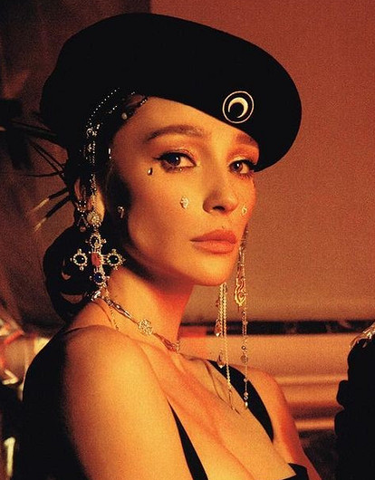 «Пропал дар речи»: Настя Ивлеева показала роскошное колье Chanel от Филиппа Киркорова