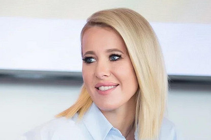 «Выглядишь, как скатерть»: Ксения Собчак неудачно оделась на мероприятие (видео)