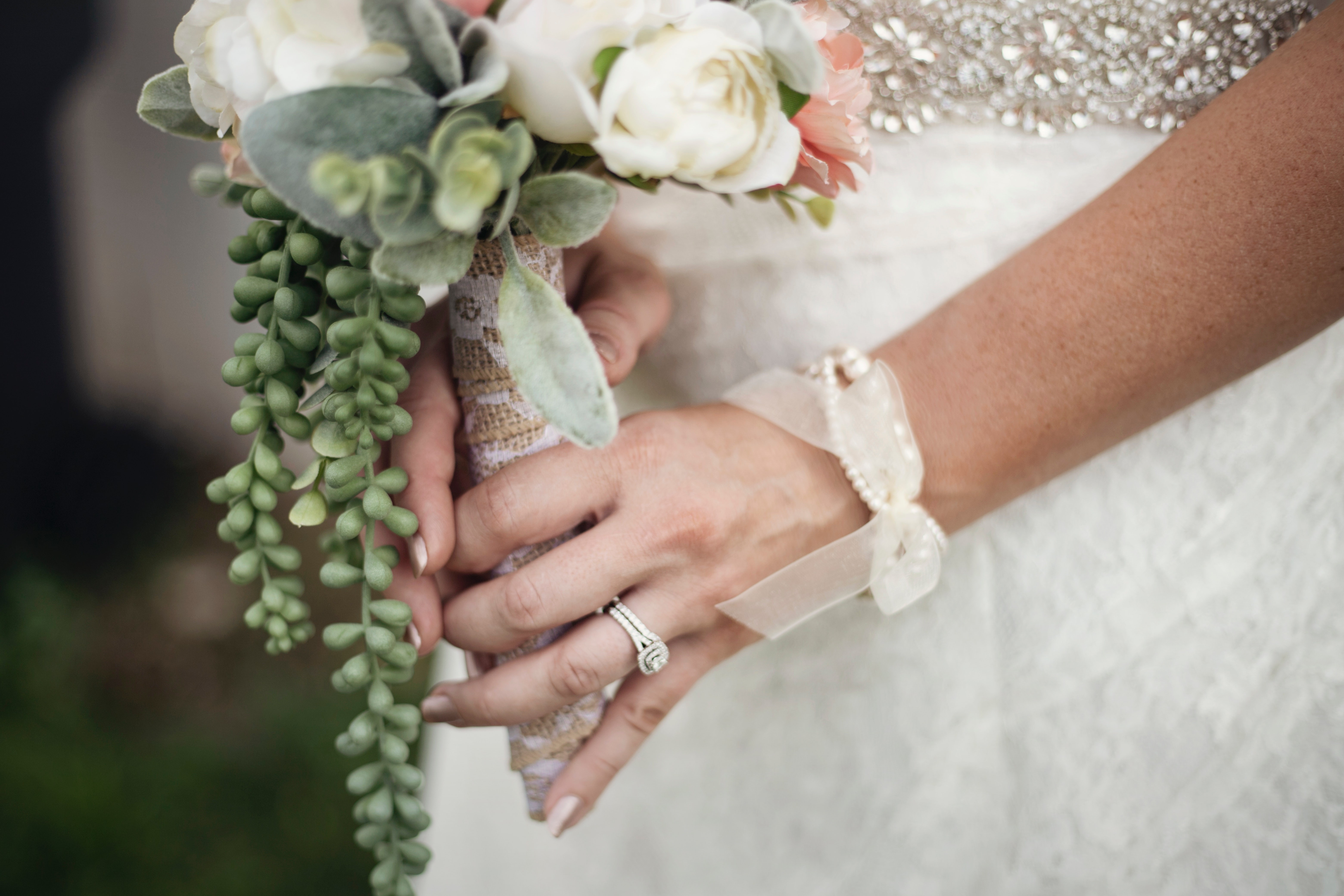 Свадьба в стиле Рустик 2021: оформление, одежда гостей, платье невесты