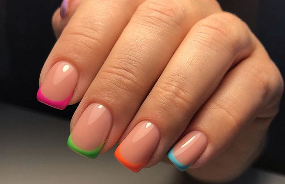 Разноцветный френч на ногтях квадратной формы фото