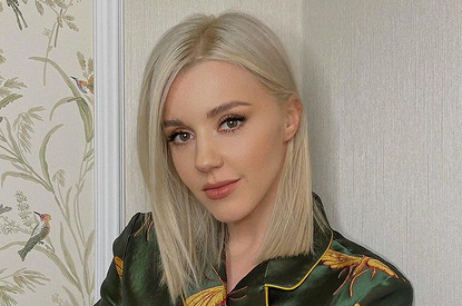 «Чувствую себя щеночком»: Юлианна Караулова впервые вышла в свет после объявления о беременности (видео)