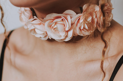 Консилером и не только: макияжные лайфхаки, которые помогут избавиться от засоса на шее