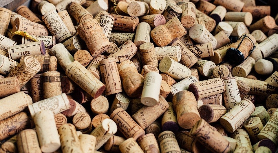 Как открыть вино без штопора в домашних условиях: 10 полезных лайфхаков (видео)