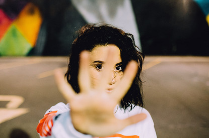 Почему так сложно отстаивать свои личные границы (и как «пофиксить» этот навык)