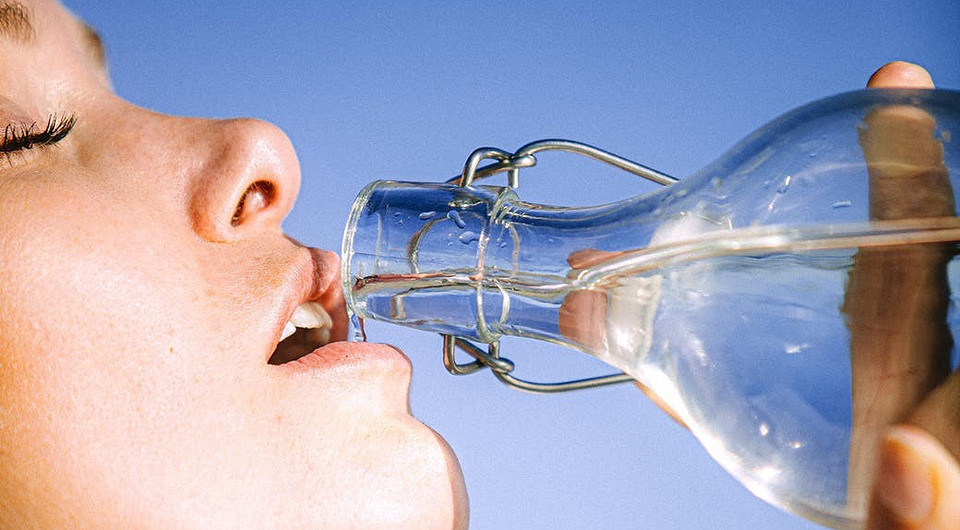 Сколько надо пить воды в день: цифры, факты и важные правила