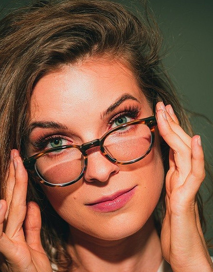 «Ты ж журналист/визажист/историк»: 5 истории людей, которых достают вопросами и просьбами из-за их профессий