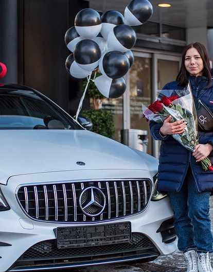 Самый популярный тиктокер в России Кирилл Колесников подарил своей девушке машину за 4 миллиона рублей