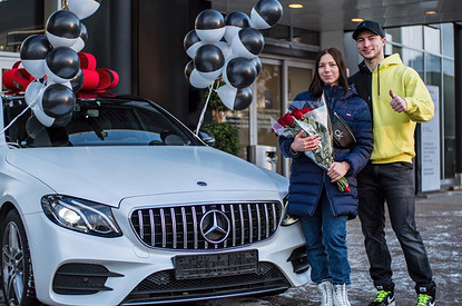 Самый популярный тиктокер в России Кирилл Колесников подарил своей девушке машину за 4 миллиона рублей