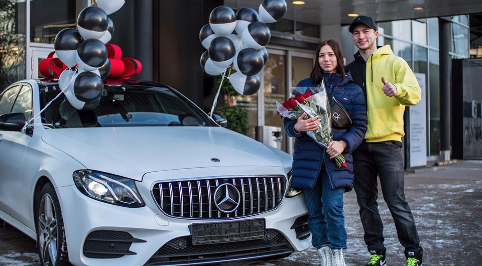 Самый популярный тиктокер в России Кирилл Колесников подарил своей девушке машину за 4 миллиона рублей