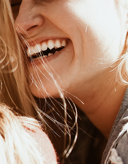 Улыбаемся и машем: как смех на самом деле влияет на твою красоту