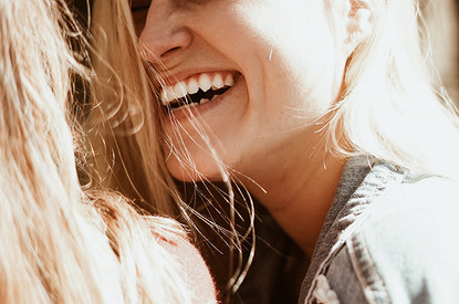 Улыбаемся и машем: как смех на самом деле влияет на твою красоту