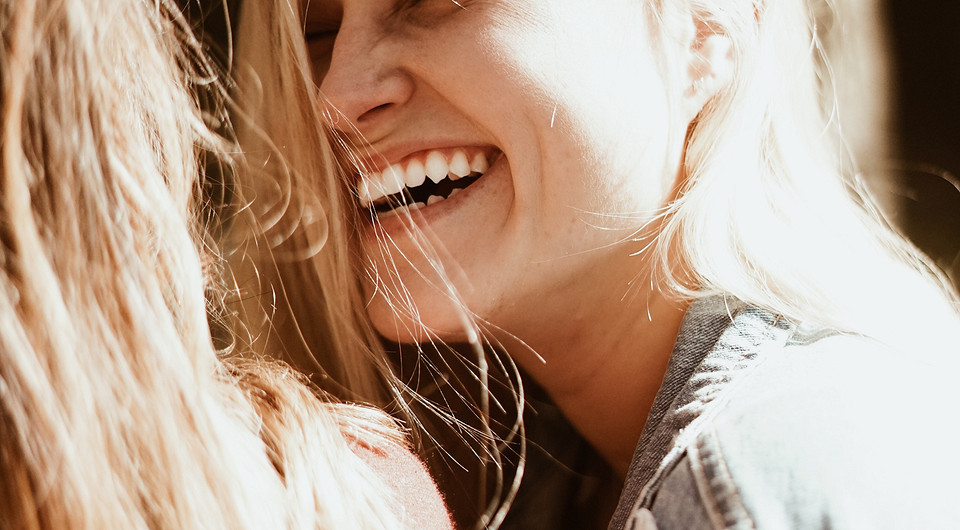 Улыбаемся и машем: как смех на самом деле влияет на твою красоту