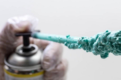 Чем оттереть монтажную пену: 10 способов отмыть руки, одежду, двери и пол (видео)