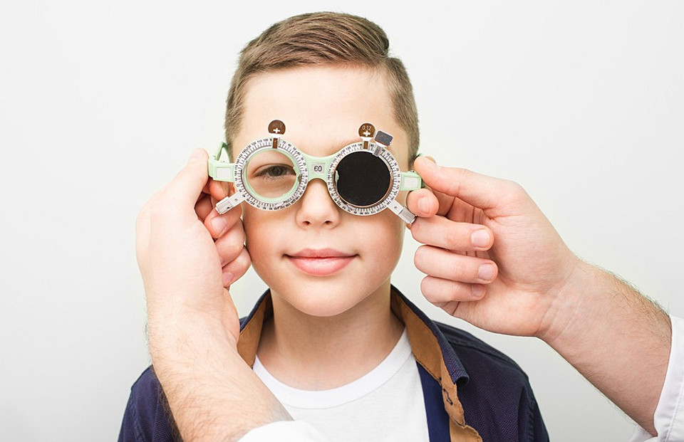 Синдром ленивого глаза: что это такое (и почему он чаще бывает у детей)