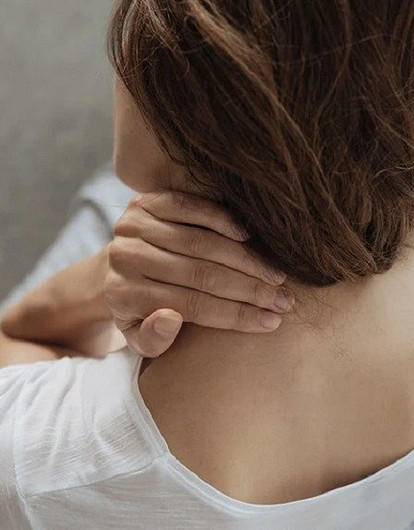 Без массажиста: как самой сделать массаж шеи и плеч в домашних условиях