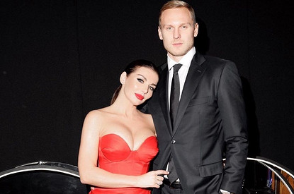 Анна Седокова и ее муж кардинально сменили имидж, перекрасившись в блонд