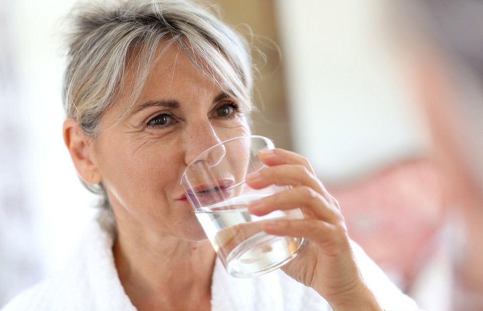 Отечность после 50. Женщина пьет воду. Женщина пьет воду из стакана. Пожилая женщина пьет из чашки. Пожилая женщина пьет воду.