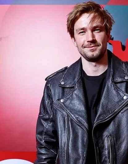 Александр Петров посмеялся над своим падением на красной дорожке на закрытии ММКФ (видео)