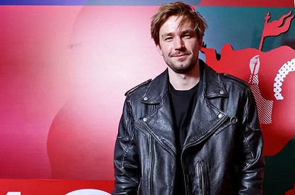 Александр Петров посмеялся над своим падением на красной дорожке на закрытии ММКФ (видео)