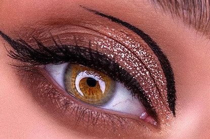 Креативные стрелки и фокус на губы: главные тренды макияжа весна-лето 2021