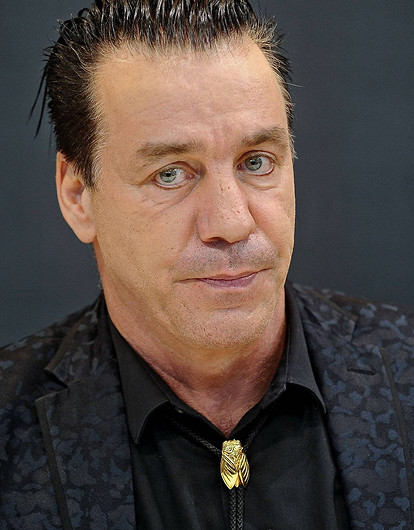 Солист Rammstein Тилль Линдеманн в Эрмитаже исполнил новую версию «Любимого города» (видео)