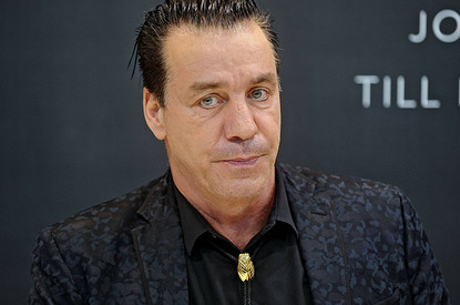 Солист Rammstein Тилль Линдеманн в Эрмитаже исполнил новую версию «Любимого города» (видео)