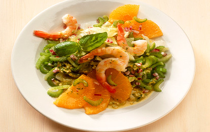 Салат с креветками, апельсинами и сельдереем