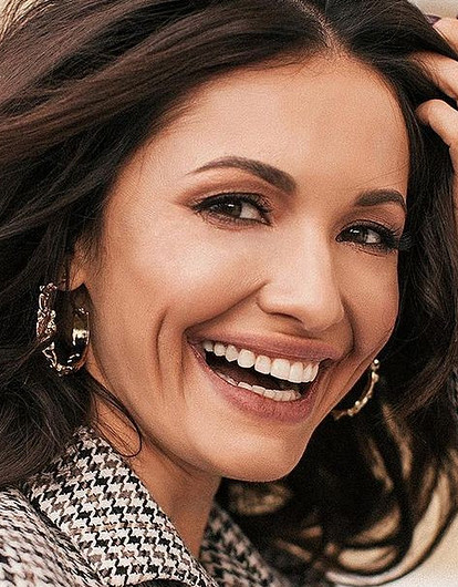 Средство для сияния кожи, супертинт и бюджетный гель для бровей: разбираем косметичку телеведущей