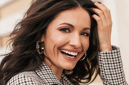 Средство для сияния кожи, супертинт и бюджетный гель для бровей: разбираем косметичку телеведущей