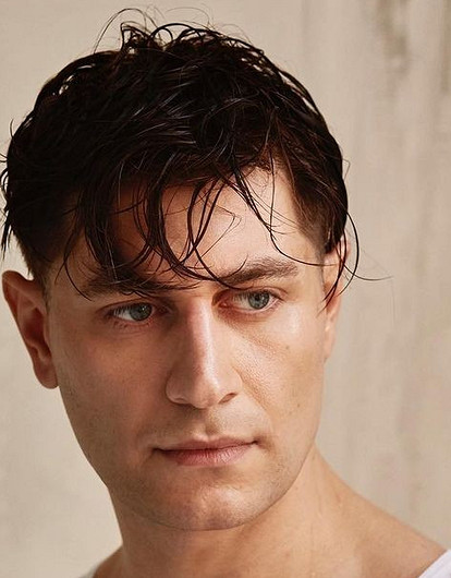 Давид Манукян прилетел в Казань и возложил цветы у школы после трагедии (видео)