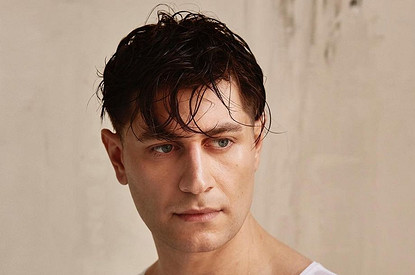 Давид Манукян прилетел в Казань и возложил цветы у школы после трагедии (видео)