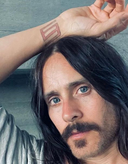 Джаред Лето станцевал под песню «Ленинграда» в шапке-ушанке (видео)