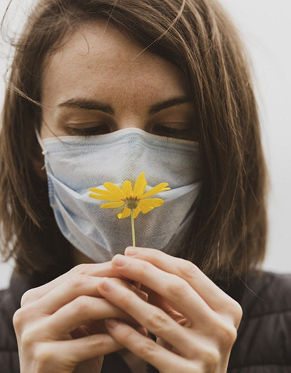 Жизнь без запахов: как восстановить обоняние после коронавируса (самому и с врачом)