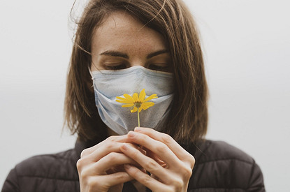 Жизнь без запахов: как восстановить обоняние после коронавируса (самому и с врачом)