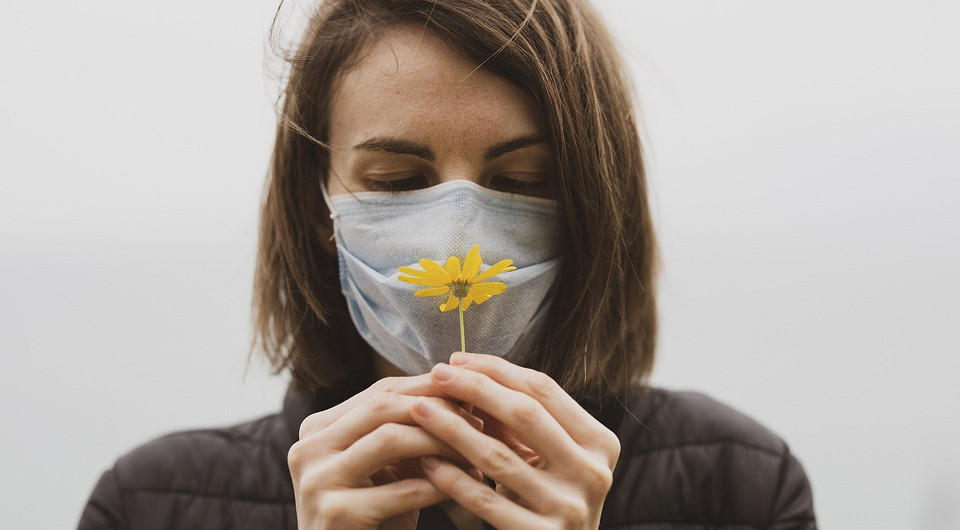 Жизнь без запахов: как восстановить обоняние после коронавируса (самому и с врачом)