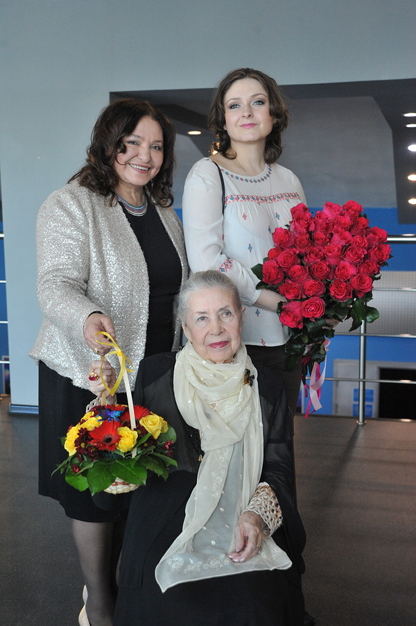 Наталья Бондарчук с мамой и дочкой