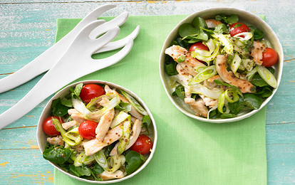 Салат с куриным филе, спаржей и помидорами черри