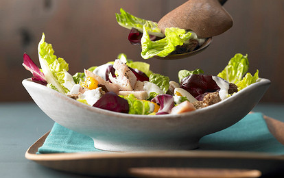 Салат с речной форелью, апельсинами и хрустящими гренками