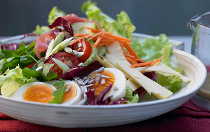 Зеленый салат с сыром, сырокопченой ветчиной и яйцами