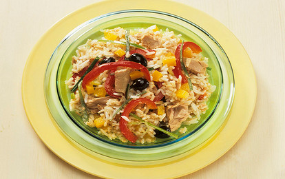 Салат с консервированным тунцом, сладким перцем и длиннозерным рисом